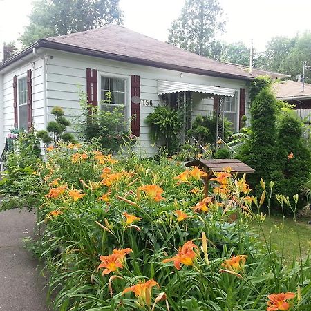 Niagara Heritage Cottage In A Forest Exterior foto